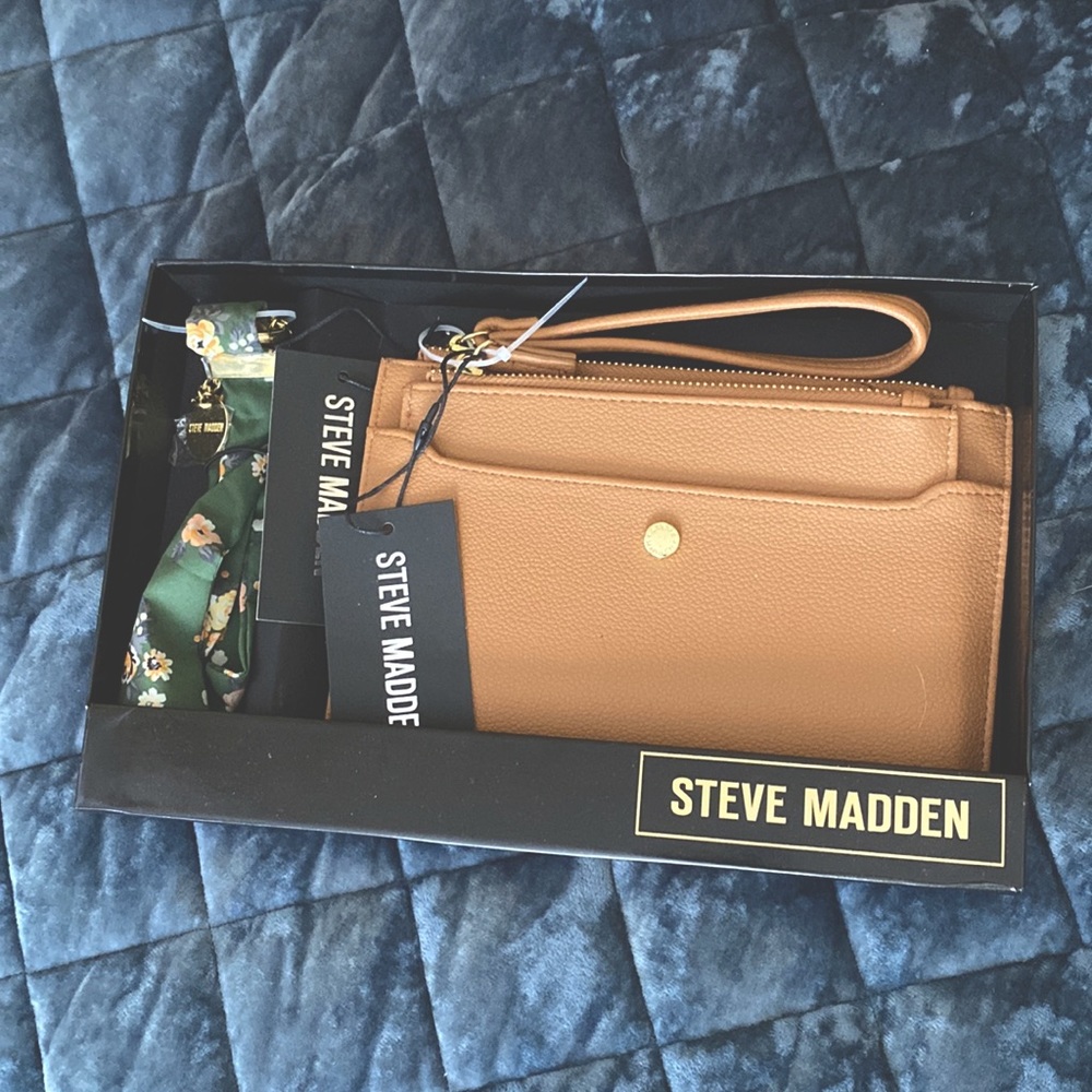 Steve Madden wristlet and key fob set.